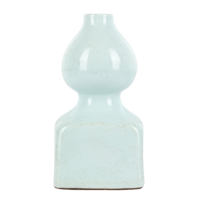 清十九世紀 青釉瓶 《大清乾隆年製》款 | A Chinese monochrome celadon-glazed vase, Qing dynasty, 19th century