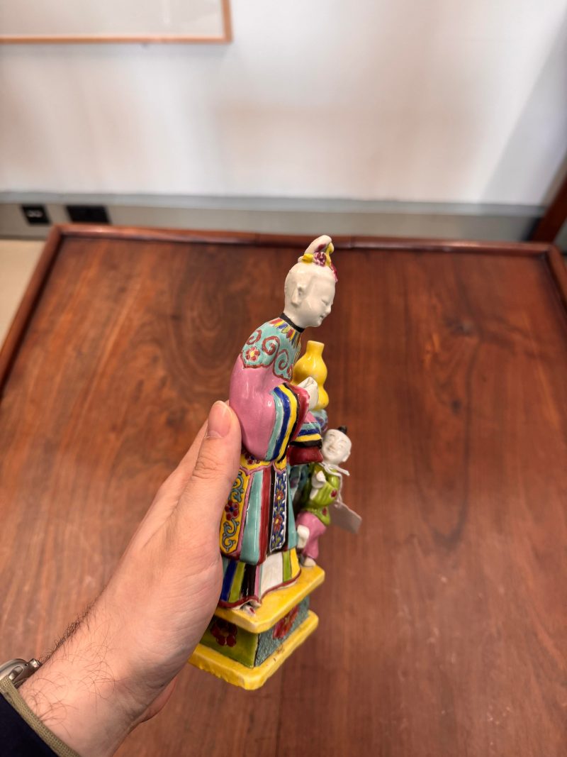 清乾隆 粉彩仕女與童子像 | Santos Collection | A Chinese export famille-rose figure of a lady and boy, Qing dynasty, Qianlong period - 图10
