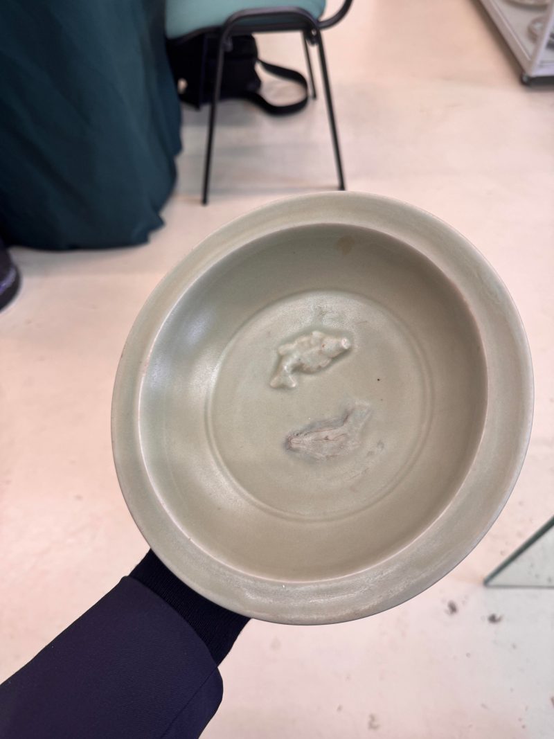 宋 龍泉窰青釉貼雙魚折沿盤 | Santos Collection | A Chinese Longquan celadon 'twin fish' moulded dish, Song dynasty - 图3