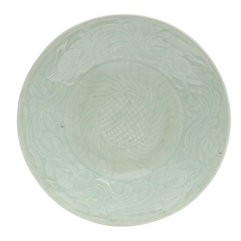 清十九世紀 青釉花卉紋盤 | A Chinese monochrome celadon-glazed dish, Qing dynasty, 19th century