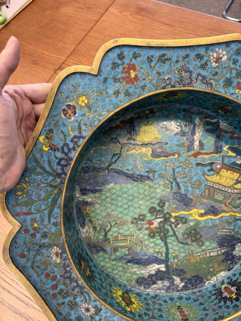 清十七/十八世紀 掐絲琺瑯銅胎鎏金亭台樓閣圖折沿葵口盆 | A fine Chinese cloisonné enamel and gilt-bronze 'pavilion' basin, Qing dynasty, 17th/18th century - 图25
