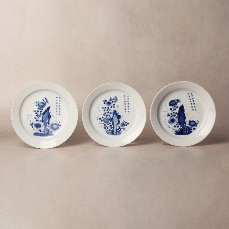 清康熙 青花菊紋詩句盤一組三件 《大明成化年製》款 | Santos Collection | A fine group of three Chinese blue and white 'chrysanthemum poem' dish, Qing dynasty, Kangxi period