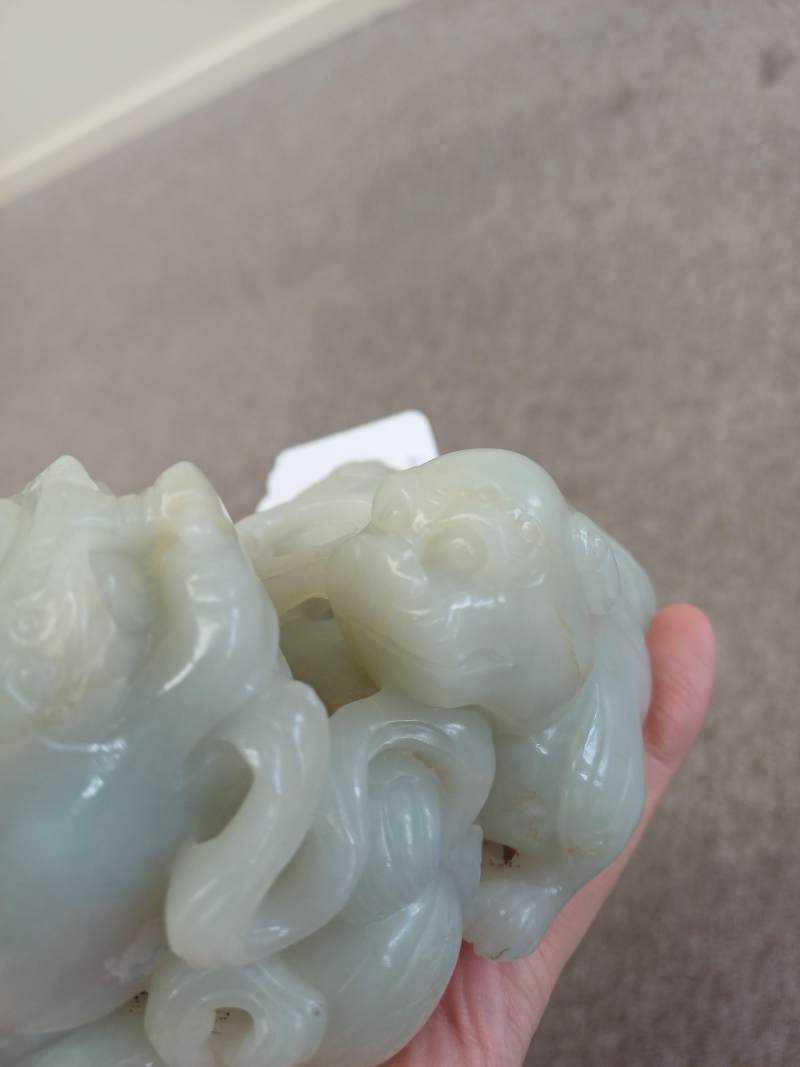 清十九世紀 青白玉太獅少獅擺件 | A large Chinese pale-celadon jade 'Buddhist lions' carving, Qing dynasty, 19th century - 图21