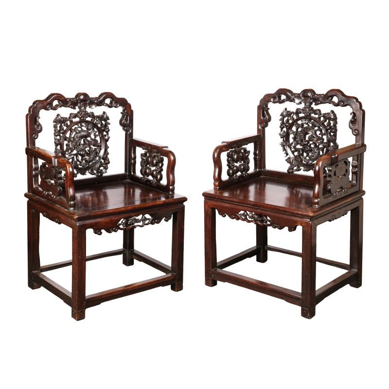 十九世紀 紅木雕獅子戲球紋扶手椅一對 | A pair of Chinese hongmu 'shishi' armchairs, 19th century