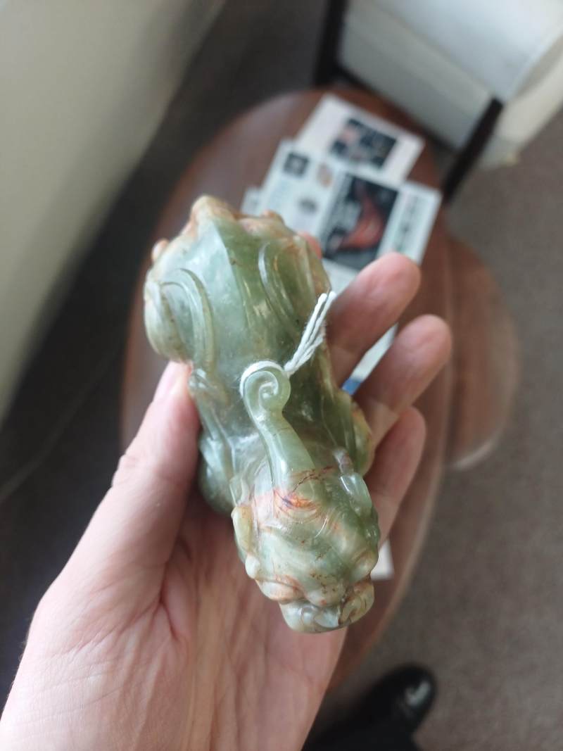 二十世紀 青玉帶皮瑞獸擺件 | A Chinese celadon and russet jade 'mythical beast' carving, 20th century - 图4