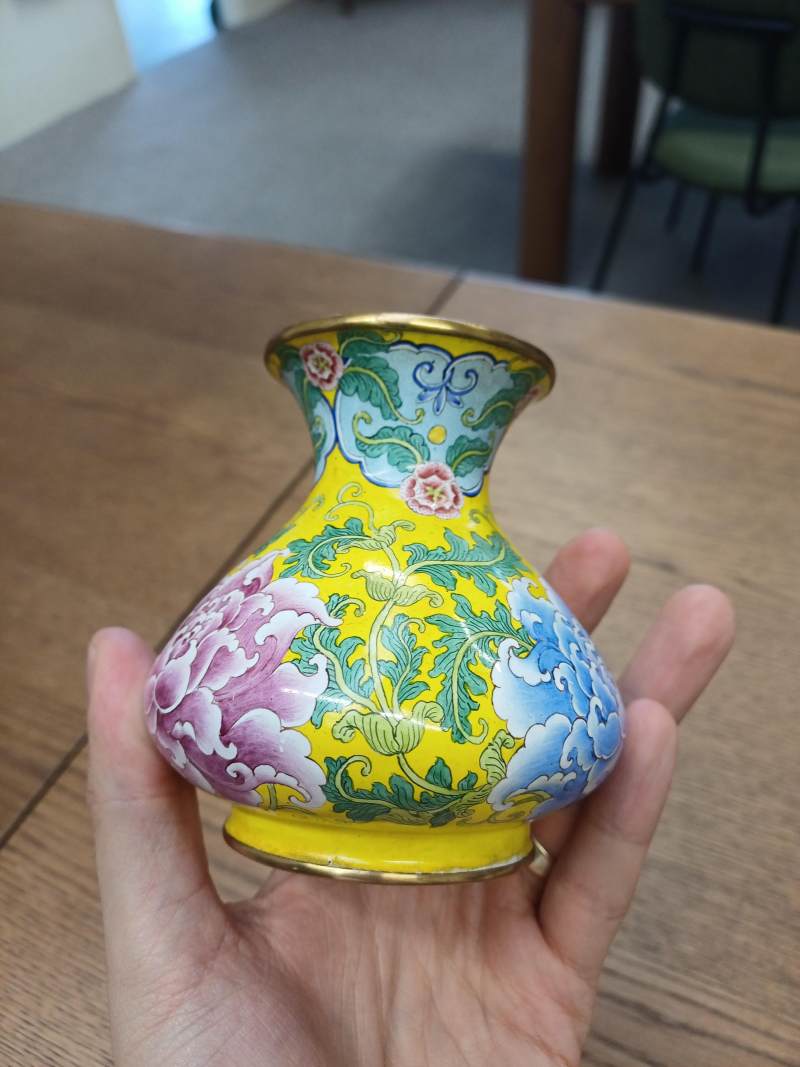 民國 銅胎畫琺瑯牡丹花卉紋瓶 《大清乾隆年製》款 | A Chinese painted enamel 'peonies' vase, Republic period, Qianlong mark - 图10