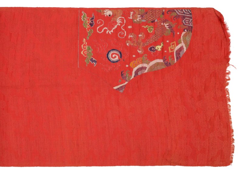 清十九世紀 紅地織錦雲龍戲珠圖吉服袍料 | A fine Chinese woven ruby-ground 'dragon' silk brocade uncut panel, Qing dynasty, 19th century - 图7