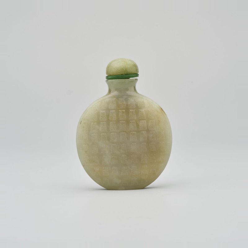 清十九世紀 青玉壽字紋鼻煙壺 | A GREEN JADE 'SHOU CHARACTERS' SNUFF BOTTLE
