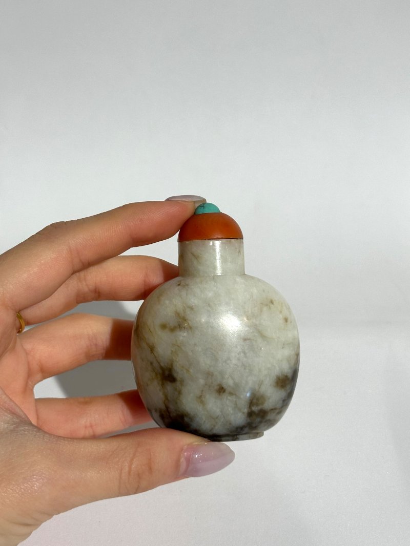 十八/十九世紀 墨玉、灰墨玉光素鼻煙壺二件 | A MOTTLED BLACK JADE AND A GREY AND BLACK JADE SNUFF BOTTLE - 图5