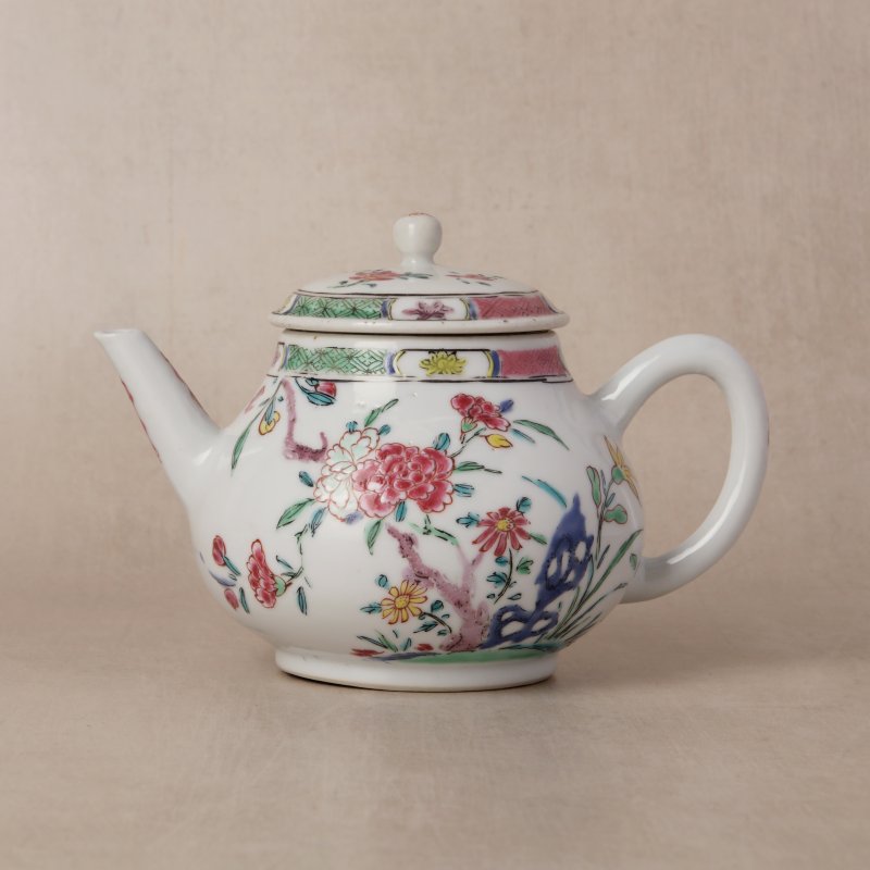 清乾隆 粉彩花卉紋蓋壼 | Santos Collection | A Chinese famille-rose 'floral' teapot, Qing dynasty, Qianlong period