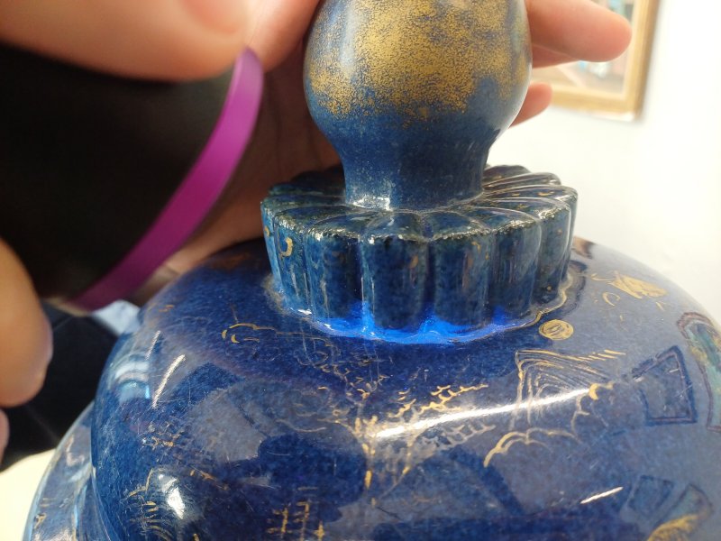 清康熙 灑藍釉描金狩獵圖蓋罐 | Santos Collection | A very large Chinese powder-blue gilt-decorated jar and cover, Qing dynasty, Kangxi period - 图27