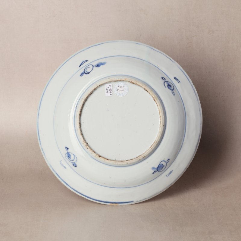 明天啟 古染付青花題詩盤 | Santos Collection | A Chinese kosometsuke blue and white inscribed dish, Ming dynasty, Tianqi period - 图4