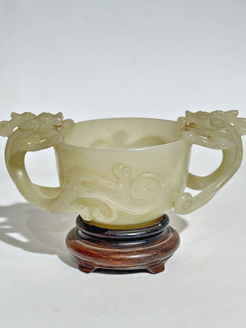 十九/二十世紀 青白玉螭龍耳杯 及座 | A PALE GREEN JADE 'CHI DRAGON' CUP - 图5