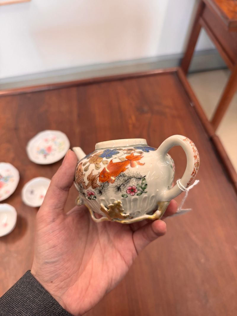 清雍正 粉彩魚藻紋蓋壼 | Santos Collection | A Chinese export famille-rose 'fish pond' teapot, Qing dynasty, Yongzheng period - 图27