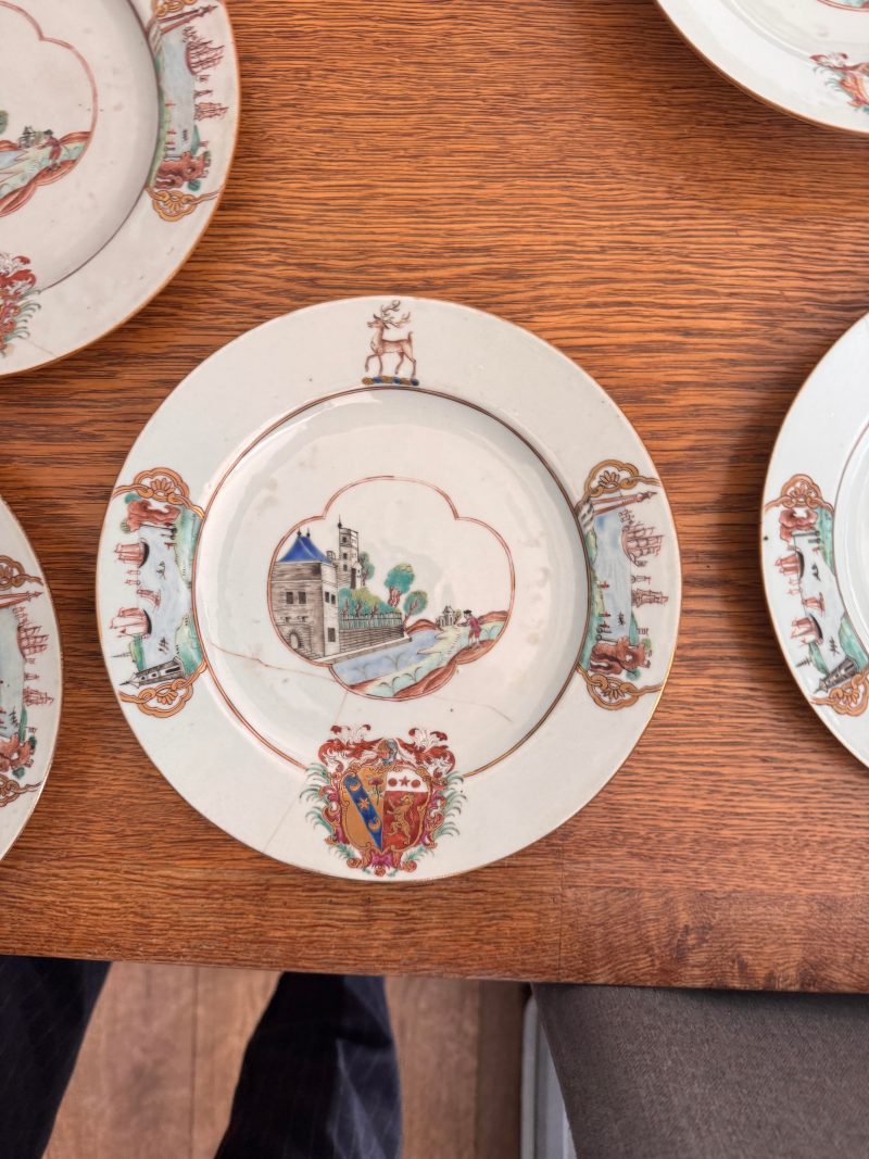 清乾隆 約1745年 粉彩紋章圖盤一組四件 | Four fine and rare Chinese export armorial soup bowls, Qing Dynasty, Qianlong Period, circa 1745 - 图7