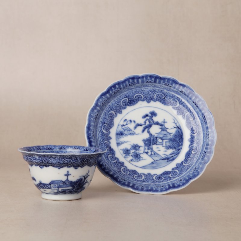 清雍正 漿胎青花山水圖盃及小盤 | Santos Collection | A rare Chinese export soft paste 'landscape' cup and saucer, Qing dynasty, Yongzheng period - 图1