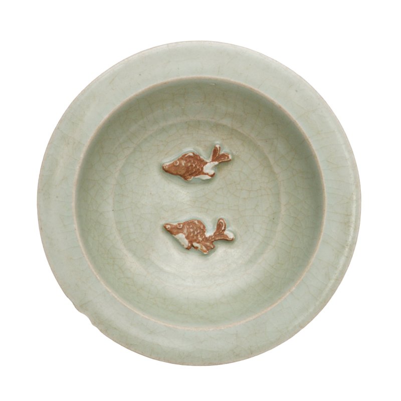 元 龍泉窰青釉露胎貼雙魚紋折沿盤 | A Chinese Longquan biscuit-decorated celadon-glazed 'twin fish' bowl, Yuan dynasty - 图1