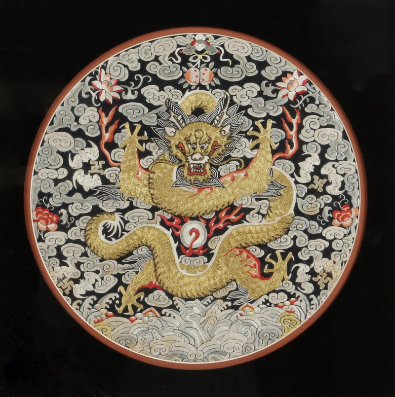 二十世紀 刺繡絲織吉服褂料片一組四件 | Four Chinese embroidered silk 'robe' panels, 20th century - 图6