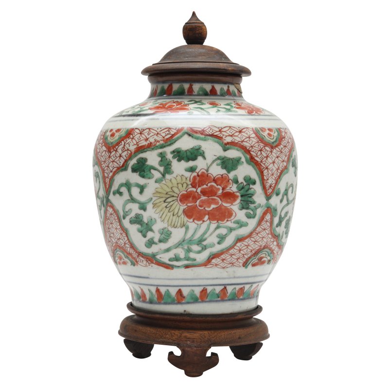 過渡期 五彩花卉紋罐 | A Chinese wucai 'floral' jar, Transitional period, 17th century - 图1