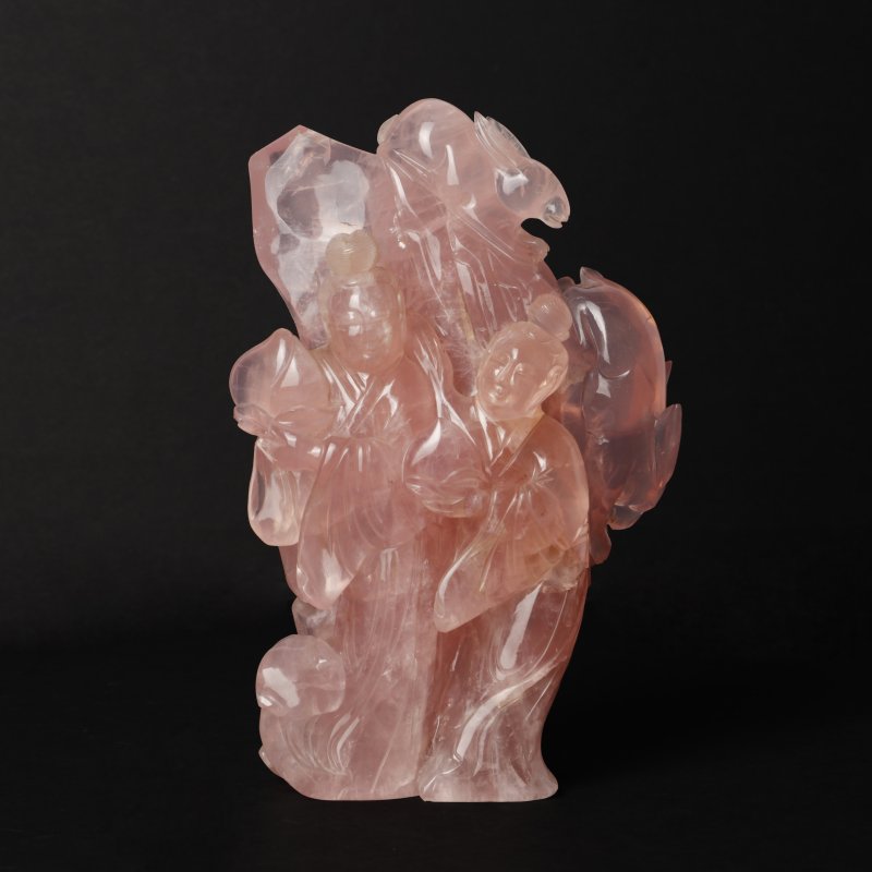二十世紀 粉晶雕仙人把件 | A large Chinese rose quartz carved 'immortals' group, 19th/20th century