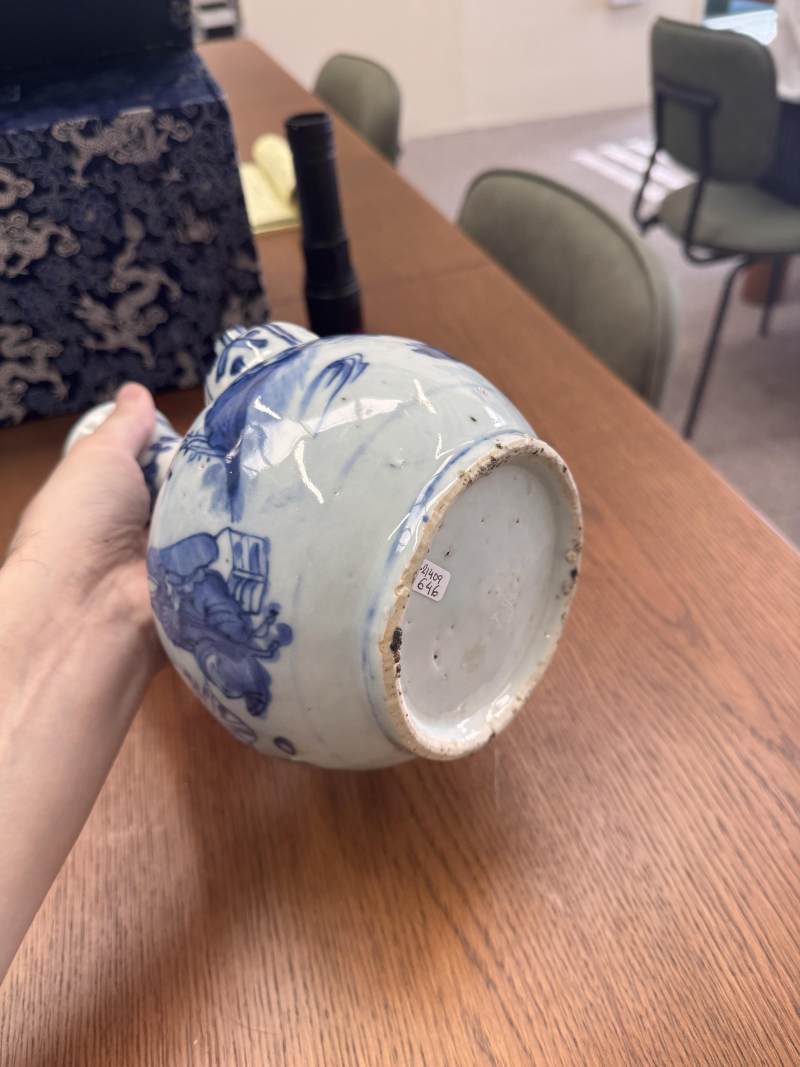 明崇禎/過渡期 青花人物故事圖軍持 | Santos Collection | A Chinese blue and white 'figural' kendi, Transitional period, Chongzhen period - 图2