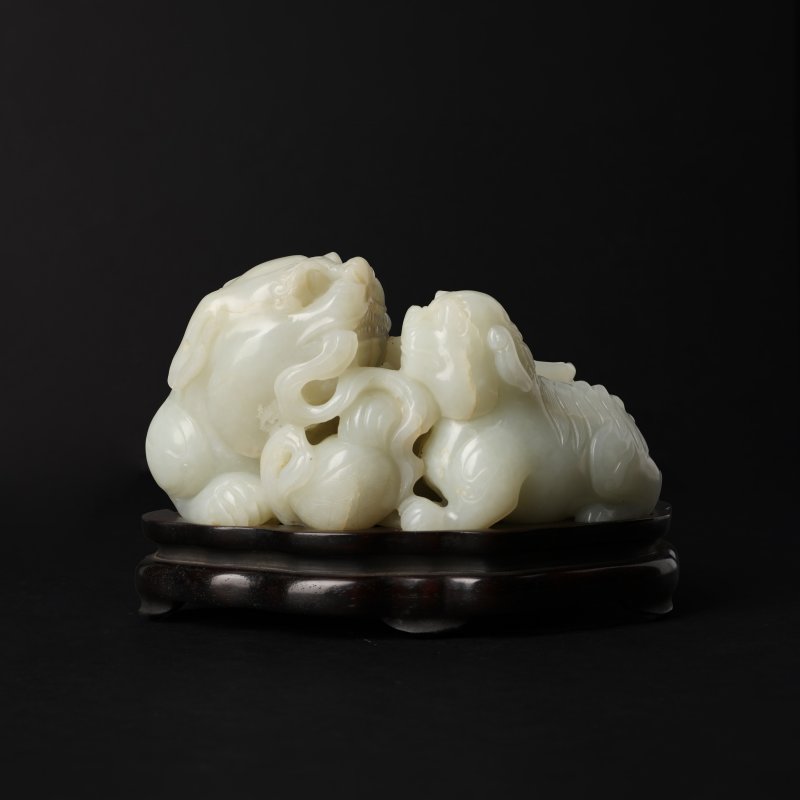 清十九世紀 青白玉太獅少獅擺件 | A large Chinese pale-celadon jade 'Buddhist lions' carving, Qing dynasty, 19th century - 图11