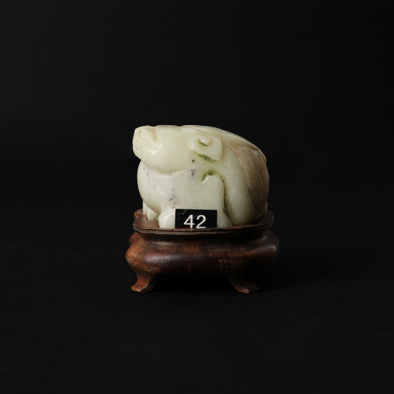晚清 玉雕瑞獅擺件 | A Chinese jade carving of a lion, late Qing dynasty - 图3