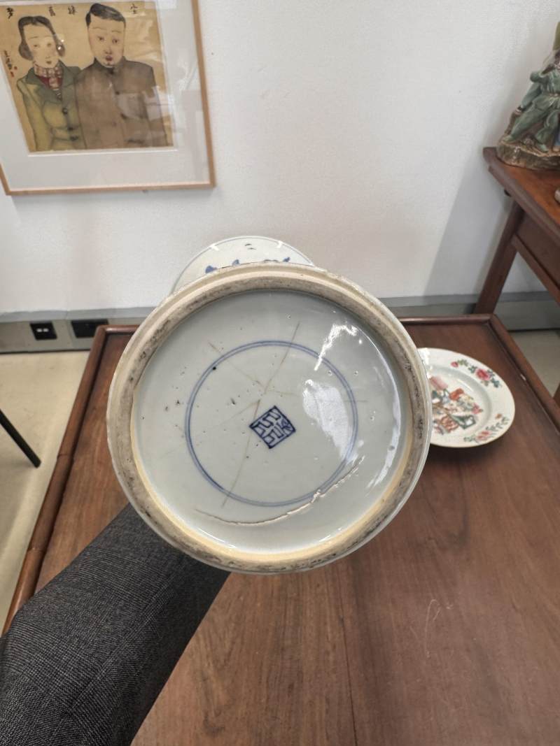 清康熙 青花山水人物圖花觚 | A Chinese blue and white 'gu' vase, Qing dynasty, Kangxi period - 图9