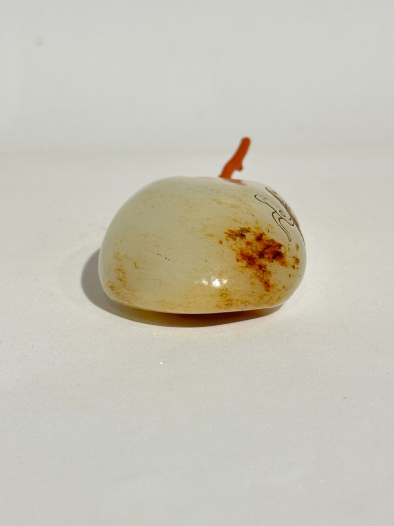 十九/二十世紀 白玉褐沁隨形祥雲蝠紋鼻煙壺、珊瑚蓋 | A WHITE AND RUSSET JADE PEBBLE-SHAPED SNUFF BOTTLE - 图5