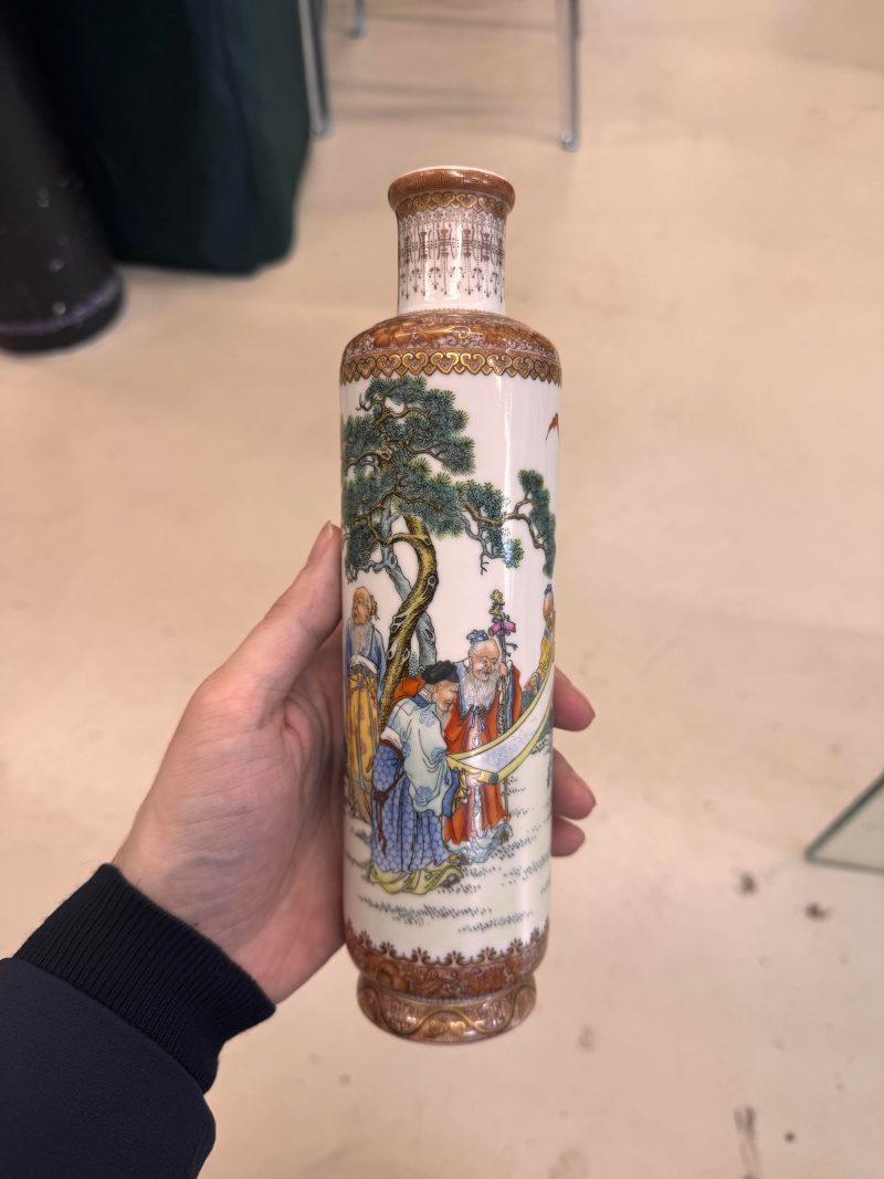 民國 粉彩松下雅聚圖筒式瓶 《懷仁堂製》款 | A fine Chinese famille-rose 'scholars' cylindrical vase, Republic period, Juren tang zhi mark - 图6