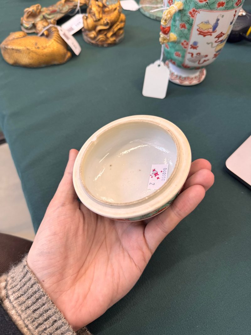 清康熙 五彩博古圖蓋罐 | A Chinese famille-verte twin-handled 'hundred antiques' pot and cover, Qing Dynasty, Kangxi period - 图36