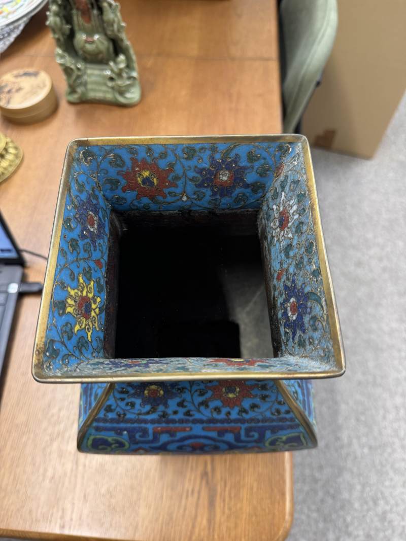十七世紀 掐絲琺瑯掐絲掐絲銅鍍金饕餮紋方壺 | A fine Chinese cloisonné enamel and gilt-bronze 'taotie' vase, fanghu, Ming dynasty, 17th century - 图51