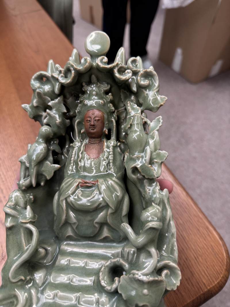 明 青釉素胎觀音菩薩坐像 | A Chinese celadon-glazed biscuit 'Guanyin' figure group, Ming dynasty - 图3