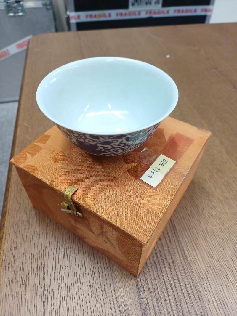 或為清道光 青花纏枝花卉紋盌《大清道光年製》款 | A Chinese blue and white 'floral' bowl, Daoguang mark and possibly of the period - 图5