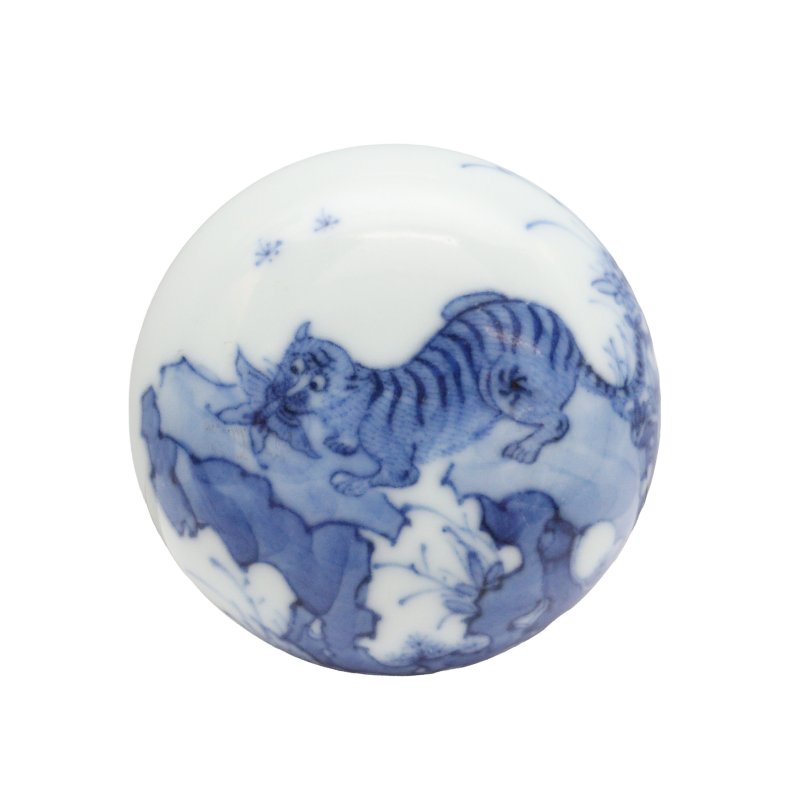 二十世紀 青花虎雞圖蓋盒《大明宣德年製》款 | A Chinese blue and white 'tiger and rooster' box and cover, 20th century, Xuande mark - 图3