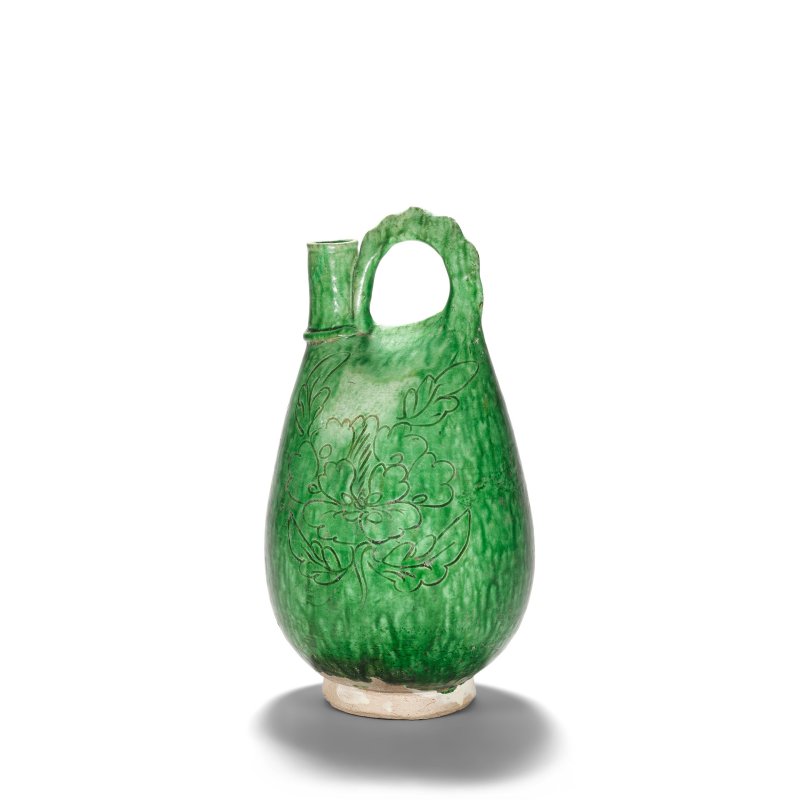 遼 綠釉刻牡丹紋鷄冠壺 | A GREEN-GLAZED 'PEONY' POTTERY FLASK