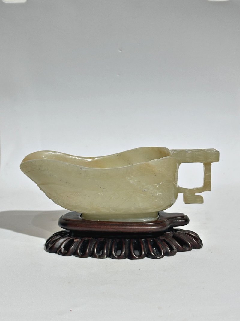 （或）十七/十八世紀 青白玉螭龍紋圈足匜 及座 | A PALE GREEN JADE 'CHI-DRAGON' POURING VESSEL, YI - 图15