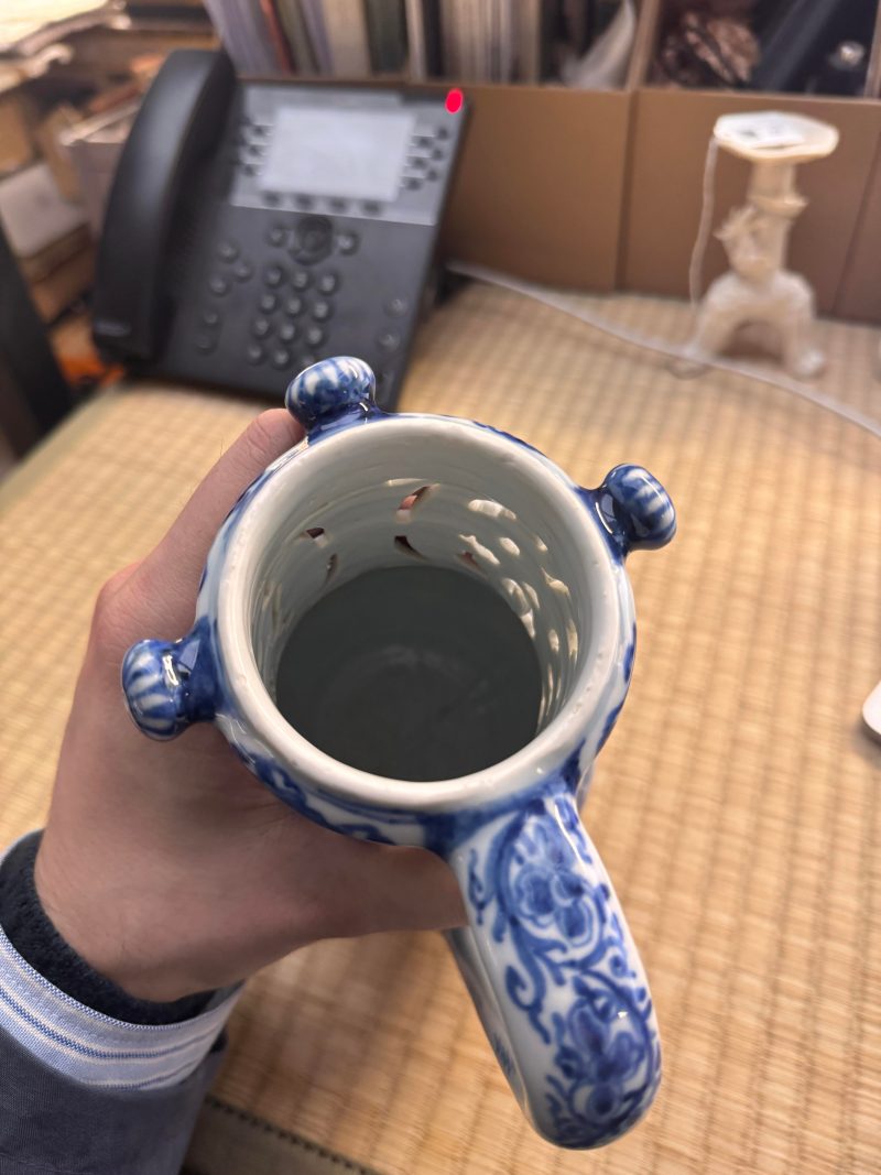 清康熙 青花庭院仕女圖執壺 | Santos Collection | A rare Chinese export blue and white 'puzzle' jug, Qing dynasty, Kangxi period - 图20