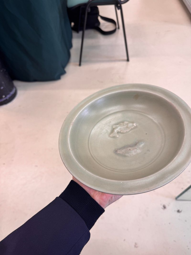 宋 龍泉窰青釉貼雙魚折沿盤 | Santos Collection | A Chinese Longquan celadon 'twin fish' moulded dish, Song dynasty - 图4