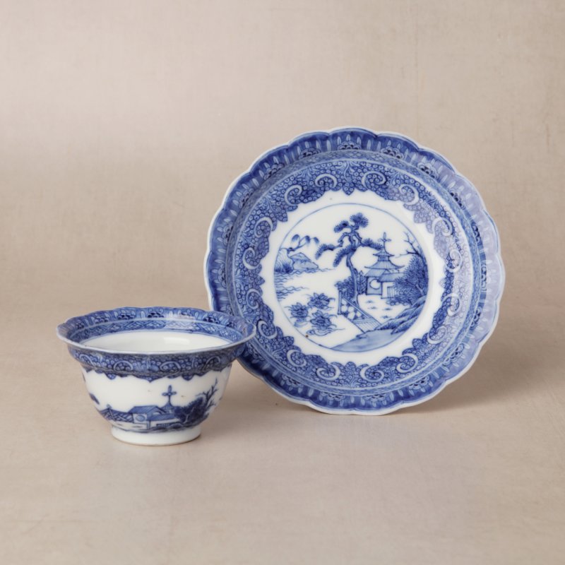清雍正 漿胎青花山水圖盃及小盤 | Santos Collection | A rare Chinese export soft paste 'landscape' cup and saucer, Qing dynasty, Yongzheng period - 图2