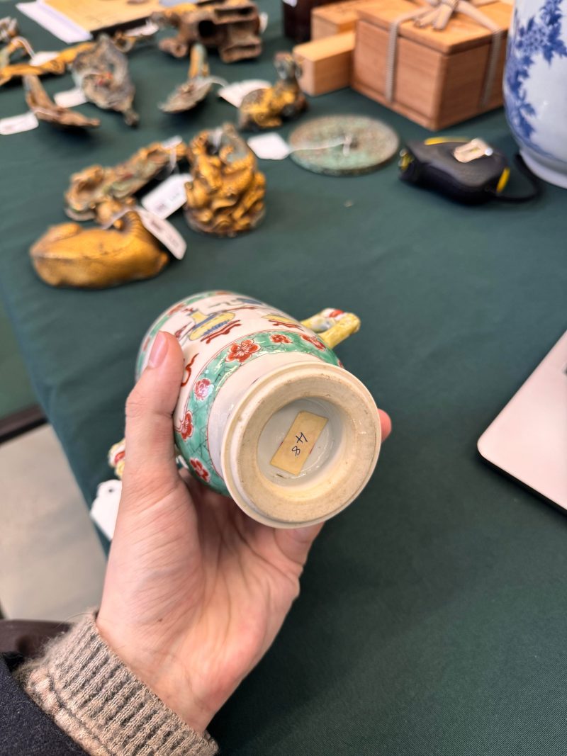 清康熙 五彩博古圖蓋罐 | A Chinese famille-verte twin-handled 'hundred antiques' pot and cover, Qing Dynasty, Kangxi period - 图17