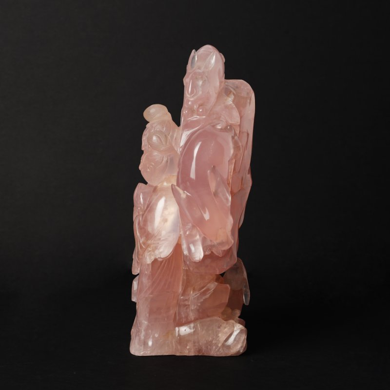二十世紀 粉晶雕仙人把件 | A large Chinese rose quartz carved 'immortals' group, 19th/20th century - 图2