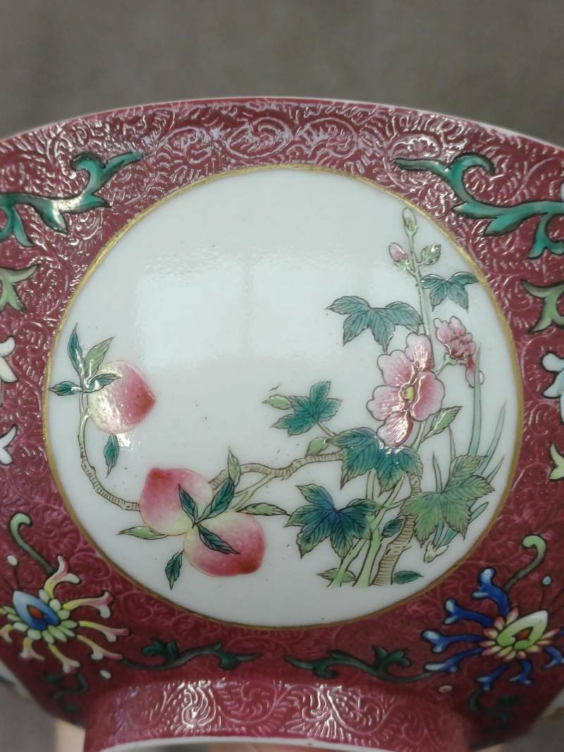 清道光 胭脂紅地軋道開光粉彩花卉紋盌 《大清道光年製》款 | Santos Collection | A fine Chinese ruby-ground sgraffiato 'medallion' bowl, Qing dynasty, Daoguang mark and period - 图9