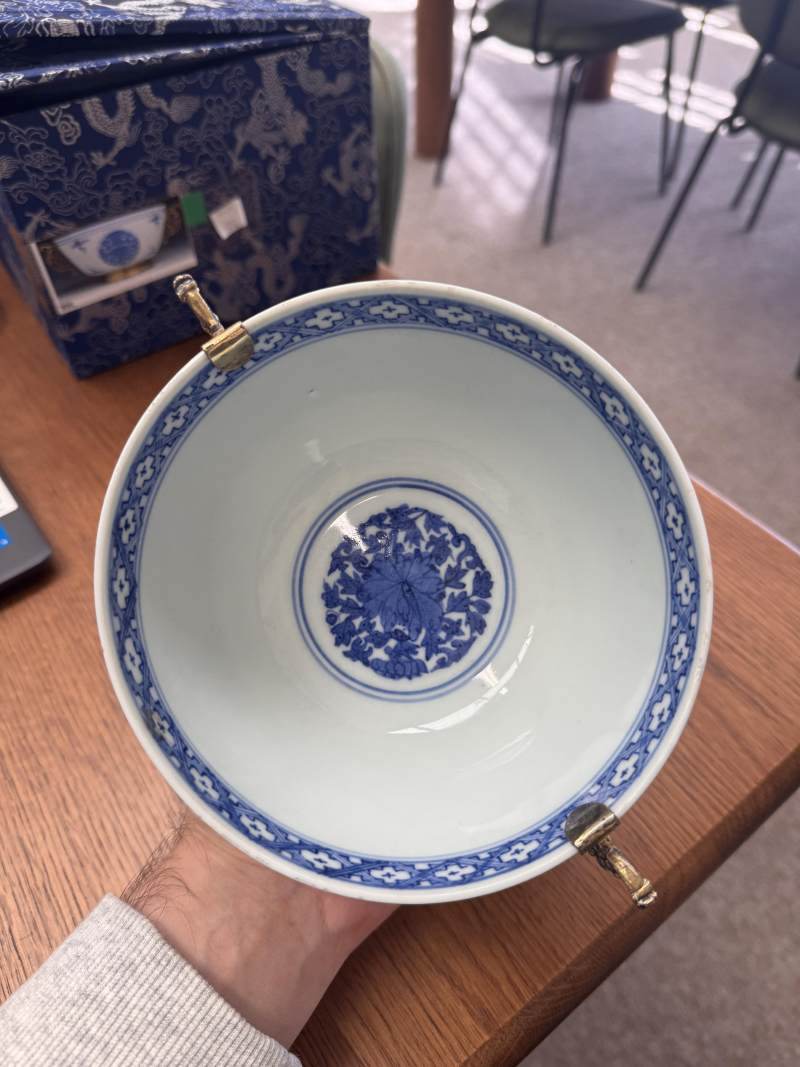 明嘉靖 青花包銀鎏金口沿盌 《長命富貴》款 | Santos Collection | A fine Chinese silver-gilt-mounted blue and white bowl, Ming dynasty, Jiajing period - 图17
