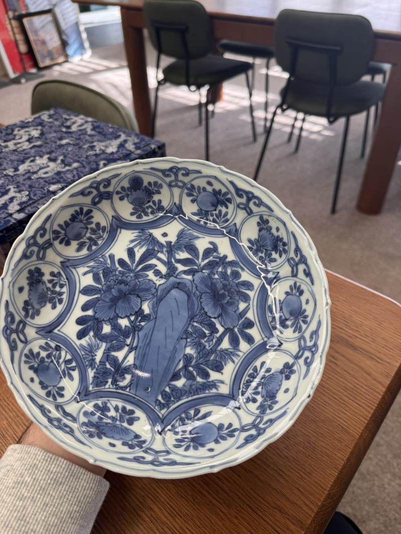 明 青花克拉克花卉紋盤 | Santos Collection | A Chinese blue and white 'Kraak' dish, Ming dynasty - 图11