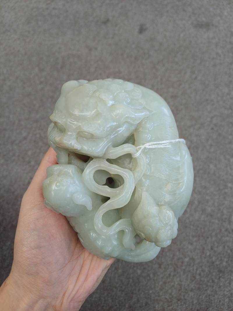 清十九世紀 青白玉太獅少獅擺件 | A large Chinese pale-celadon jade 'Buddhist lions' carving, Qing dynasty, 19th century