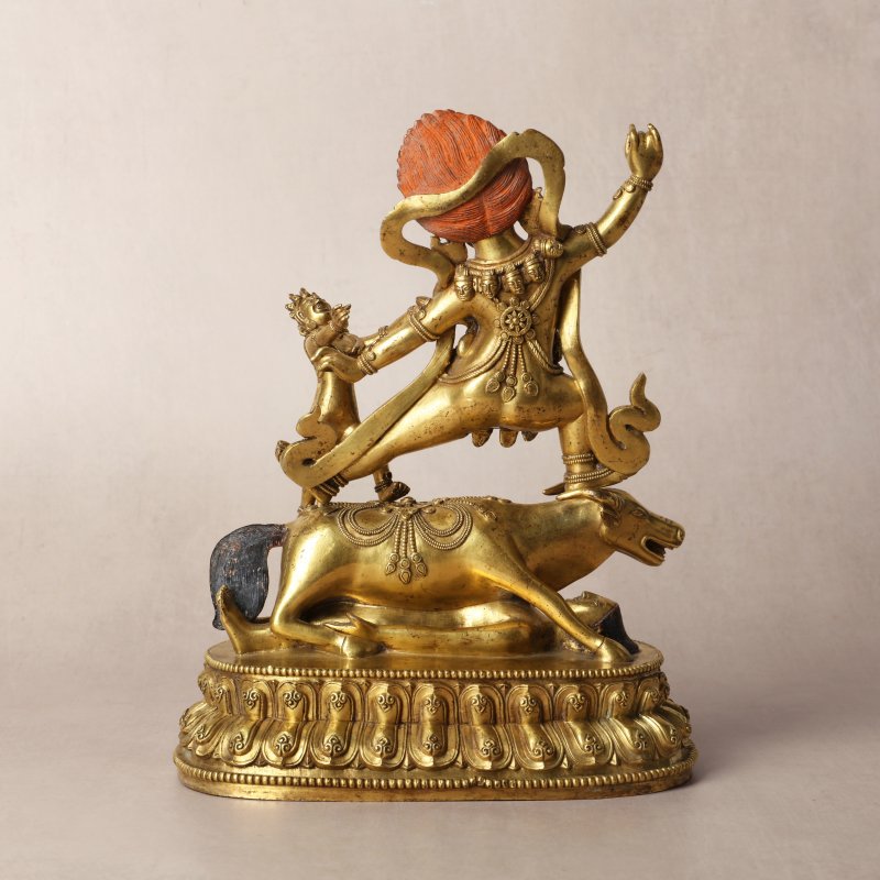清十八世紀 漢藏銅鍍金閻摩法王立像 | A fine Sino-Tibetan gilt-bronze figure of Yama Dharmaraja and Yami, Qing dynasty, 18th century - 图13