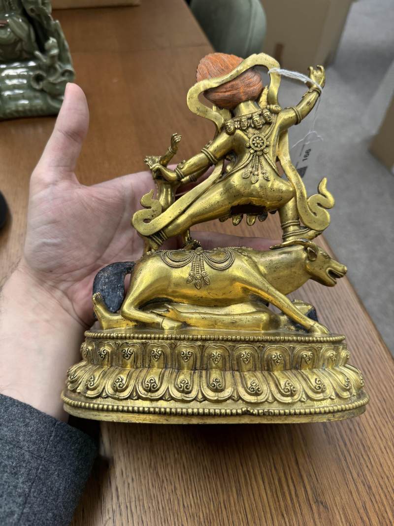 清十八世紀 漢藏銅鍍金閻摩法王立像 | A fine Sino-Tibetan gilt-bronze figure of Yama Dharmaraja and Yami, Qing dynasty, 18th century - 图3