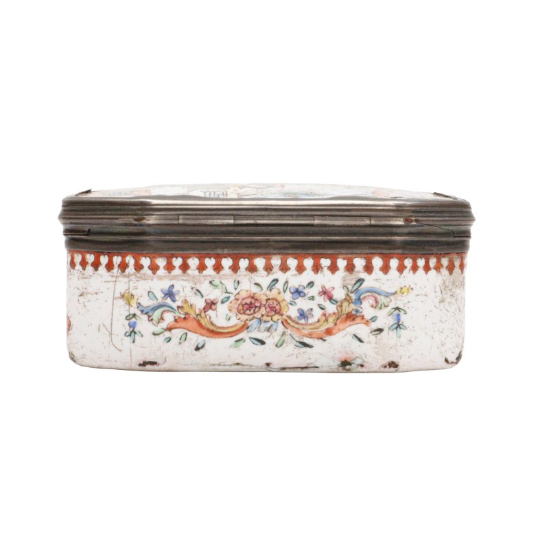 清乾隆 銅胎畫琺瑯西洋人物故事圖鼻煙盒 | A Chinese painted enamel 'European subject' snuff box, Qing dynasty, Qianlong period - 图3