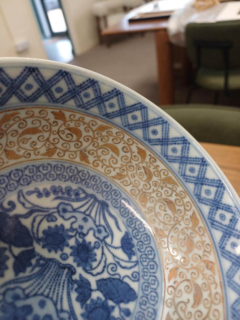 二十世紀 青花描金纏枝花卉紋盌 《彩秀堂製》款 | A Chinese blue and white gilt-decorated bowl, 20th century, Caixiutang mark - 图6